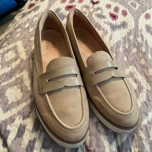 Naturalizer Size 11M tan loafer